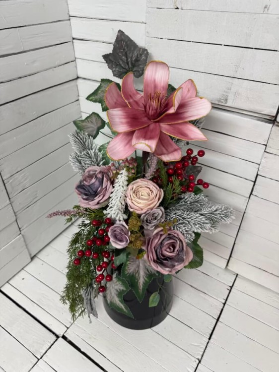 bukiet-kwiaty do wazonu-Świąteczna kompozycja nagrobna – stroik bożonarodzeniowy z białą poinsecją i bombkami.jpg