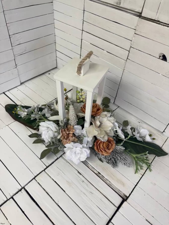 kwiaty na cmentarz-swieta-lampa -biała-kompozycja na cmentarz-stroik-boze narodzenie-swiateczny.jpg