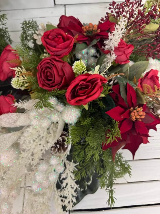 kwiaty na cmentarz-grob-boze narodzenie-stroik-bukiet na cmentarz -do wazonu-roza-czerwona-boze narodzenie.jpg