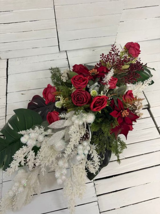 elegancki stroik na cmentarz-roza-czerwona-boze narodzenie.jpg