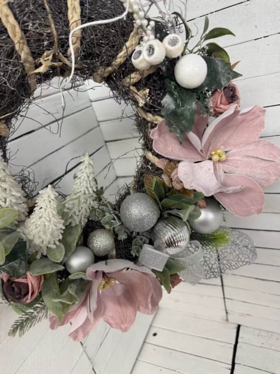 wianek na drzwi swiateczny bozonarodzeniowy kompozycja magnolie rozowe.jpg