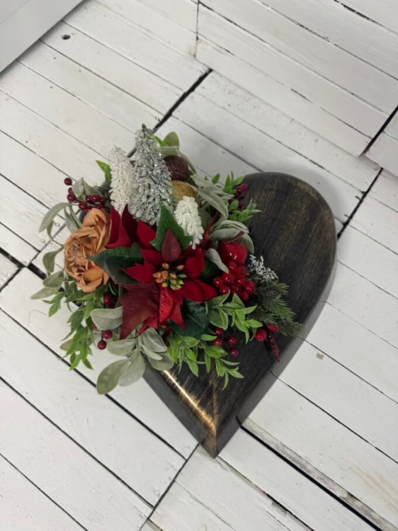 nowoczesny stroik na cmentarz stroiki swiateczne na cmentarz grob eleganckie serce.jpg