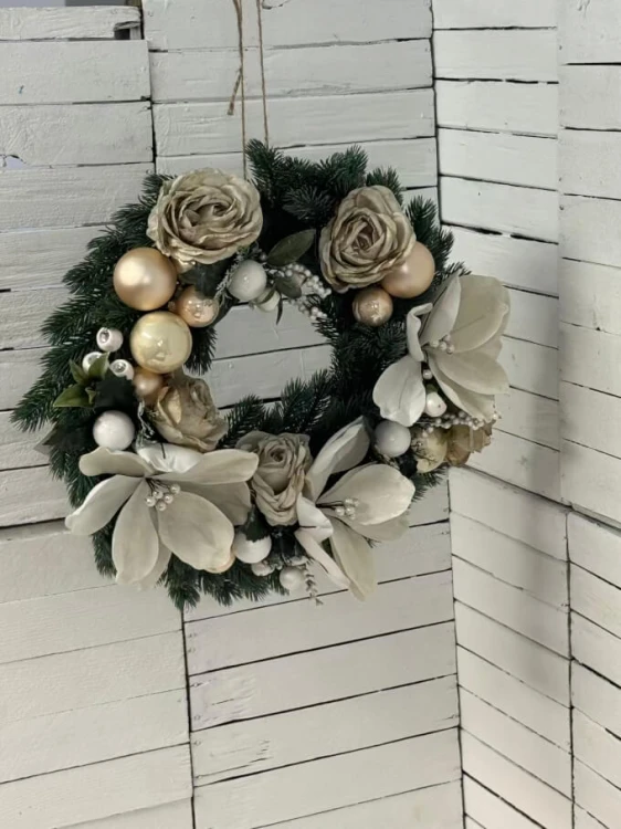 nowos kwiaty magnolie wianek beż na drzwi elegancki klasyczny.jpg