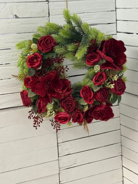 piękny wianek na drzwi czerwien roze magnolie.jpg