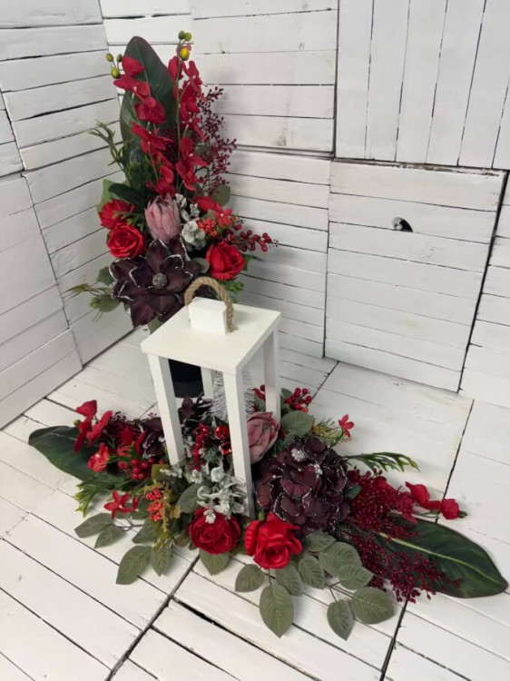 piekne kwiaty nowoczesne wzory nowoscci legancka kompozycja na cmentarz kwiaty na grob nowosci lampa komplet na grob stroik i bukiet.jpg