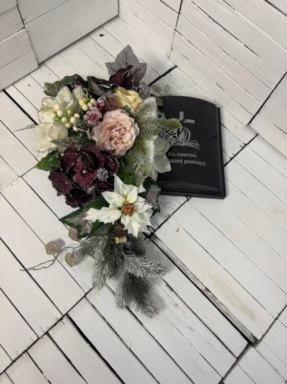 piekna zimowa kopozycja na cmentarz-ksiega na cmentarz-stroik -boze narodzenie-swiateczny-kompozycja nagrobna.jpg