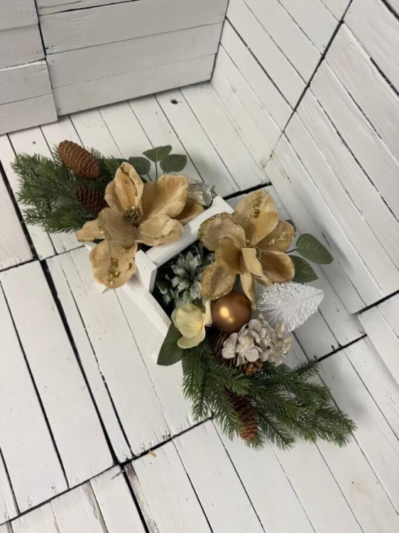 kwiaty magnolie-ksiega na cmentarz-stroik -boze narodzenie-swiateczny-kompozycja nagrobna.jpg