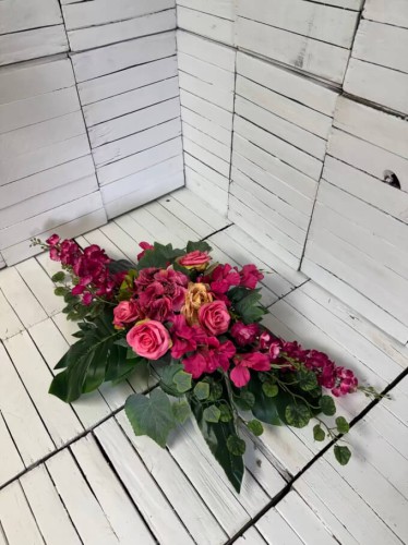 elegancka duza kompozycja na nagrobek duzy stroik na cmentrz ciemny roz stroiki kompozycje wiosenn nowosci .jpg