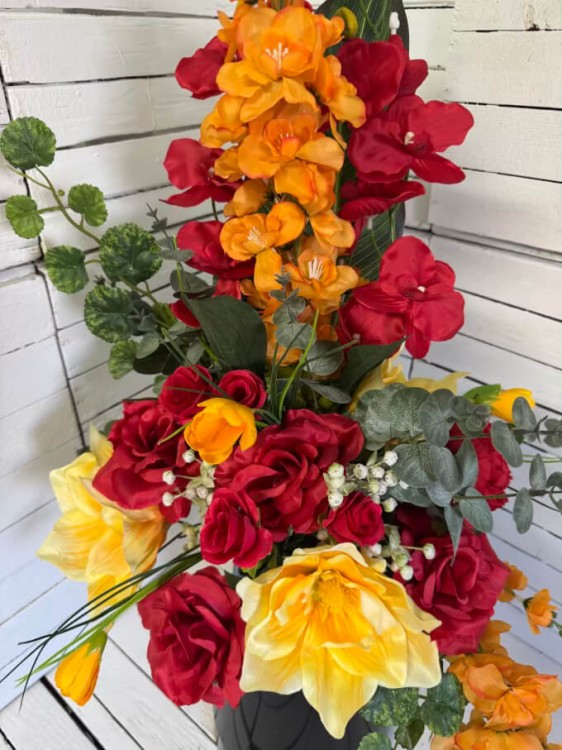 kwiaty na grob do wazonu elegancki bykiet na cmentarz wiosna magnolie storczyki ostrozka.jpg