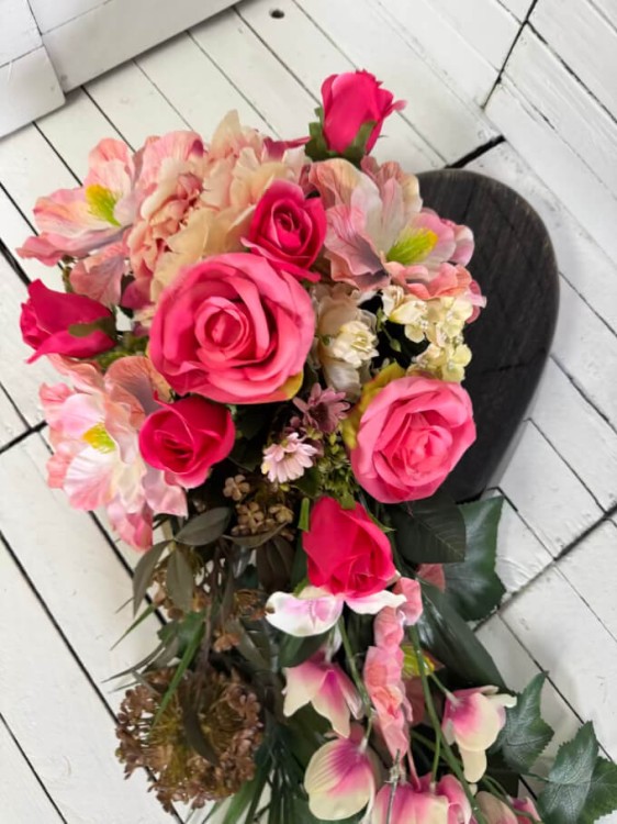 ladne piekne serce-stroik na cmentarz-kompozyja na grob-kwiaty-rozowe na pomnik.jpg