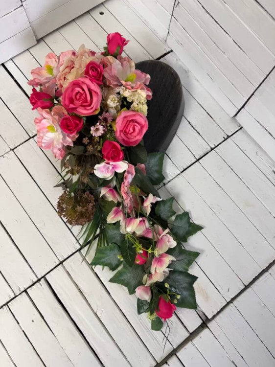 serce-stroik na cmentarz-kompozyja na grob-kwiaty-rozowe na pomnik.jpg