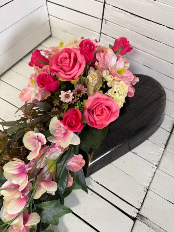 kiaty serce-stroik na cmentarz-kompozyja na grob-kwiaty-rozowe na pomnik.jpg