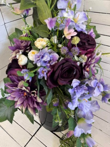 nowe kwiaty bukiet na cmentarz wiank ostrozka roza wiosna wiazanka.jpg