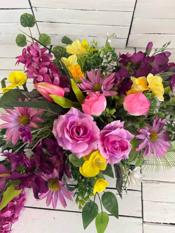 nowosc-kwiaty-elegancka kompozycja na cmentarz stroik i bukiet wiosna piekny .jpg