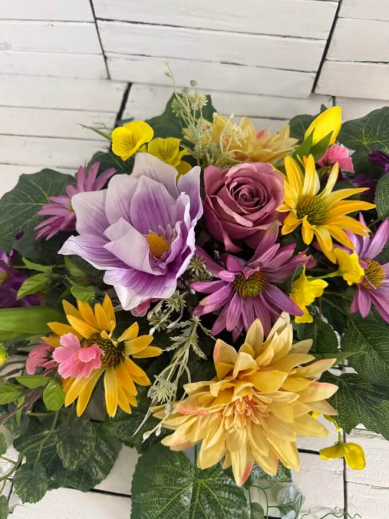 kwiaty na cmentarz wiosenn wiazanki stroiki na groby kompozycja nagrobna stroik.jpg