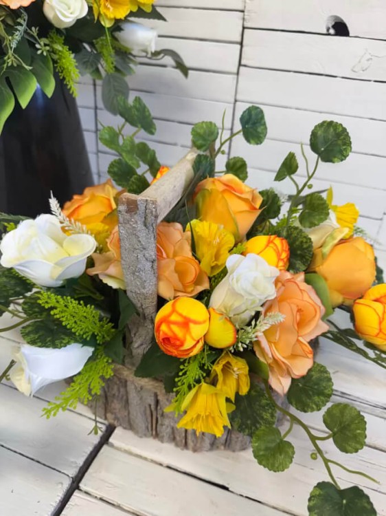 koszyk bukiet na cmentarz wiosna 2026 zółte kwiaty nagrobne wiazanka stroik.jpg