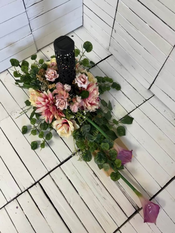 piekny-nowoczesny-komplet-na-cmentarz-stroik-bukiet-wiazanka-nagrobna-lampa-solarna-dla-mamy-grafika