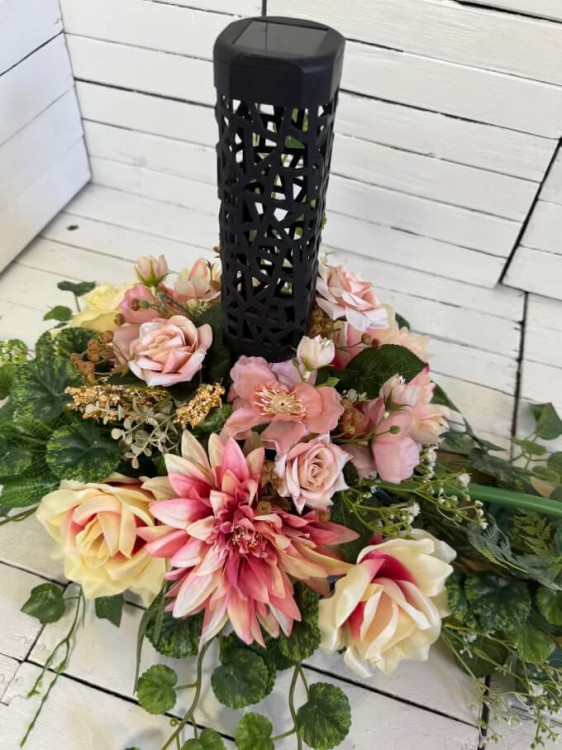 kwiaty-sztuczne-na-grob-nowoczesny-komplet-na-cmentarz-stroik-bukiet-wiazanka-nagrobna-lampa-solarna-dla-mamy