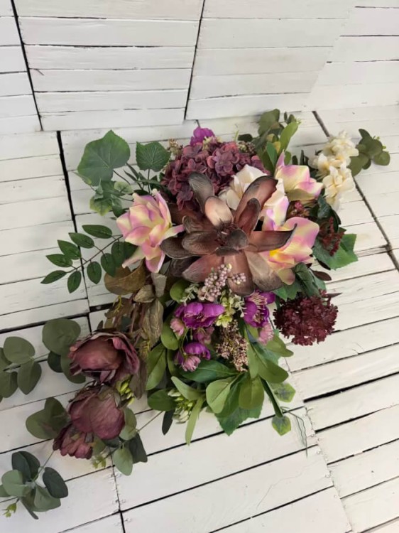duzy-wiazanka-magnolia-eleganckie-stroik-na-cmentarz-duzy-kompozycja-nagrobna-wiazanka.jpg