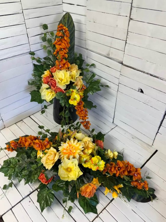 kwiaty-na-grob-piekny duzy komplet na cmentarz stroik i bukiet do wazonu Bukiet na cmentarz iwazanka nagrobna jasny pomarancz modna elegancka.jpg