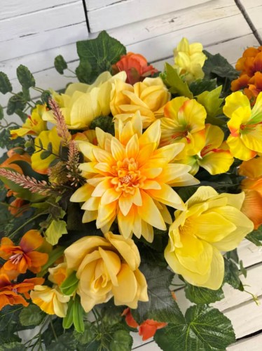 wiosna-piekny duzy komplet na cmentarz stroik i bukiet do wazonu Bukiet na cmentarz iwazanka nagrobna jasny pomarancz modna elegancka.jpg