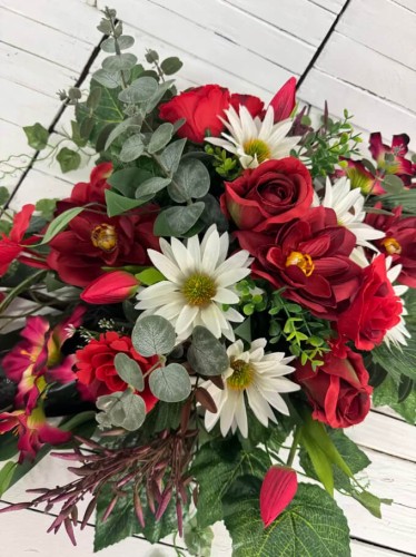 wiosenne-kwity-na-cmentarz-stroik-na-cmentarz-kompozycja-na-grob-wiazanka-eleganckie-kompozycje-galeria-czerwone.jpg