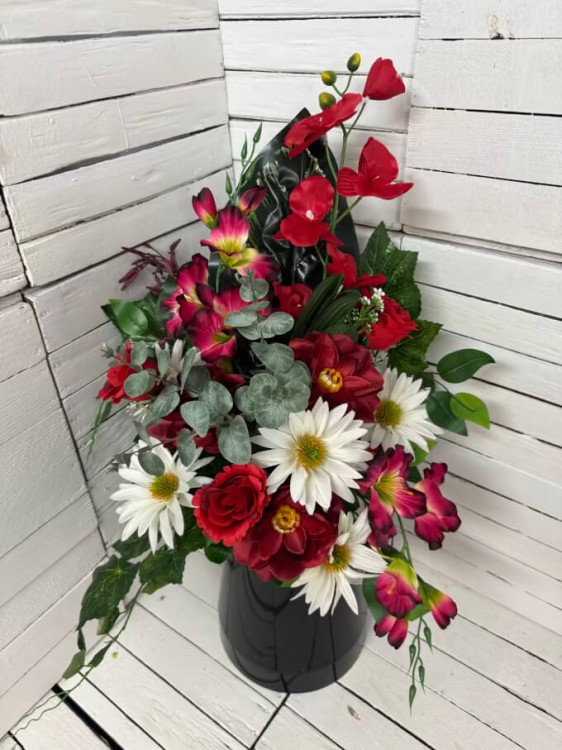 bukiet na cmentarz-wazon-kompozycj-wiazanka-nagrobna-czerwienstroik-na-cmentarz-kompozycja-na-grob-wiazanka-eleganckie-kompozycje-galeria.jpg
