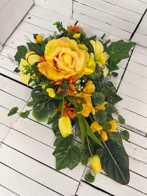 kwiaty-na-cmentarz-stroik-stroiki-roza-bukiet na cmentarz-kompozycja-komplet-na-grob-kwiaty-wiazanka-wiosna-tulipan-kolorystyka-zolta.jpg