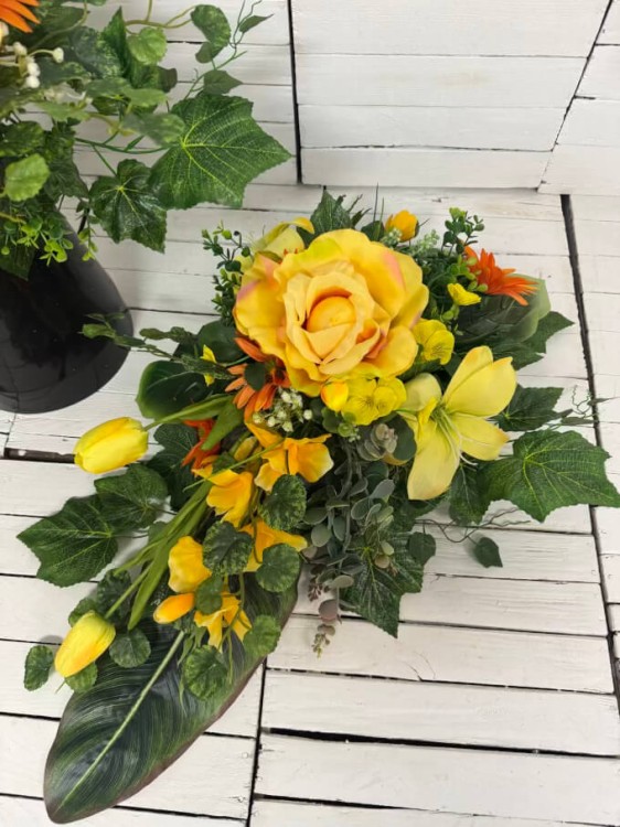 lezka-stroik-bukiet na cmentarz-kompozycja-komplet-na-grob-kwiaty-wiazanka-wiosna-tulipan-kolorystyka-zolta.jpg