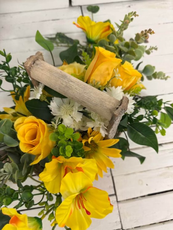 stroik-kwiaty-sloneczniki-bukiet na cmentarz-kompozycja-komplet-na-grob-kwiaty-wiazanka-kolorystyka-zolta