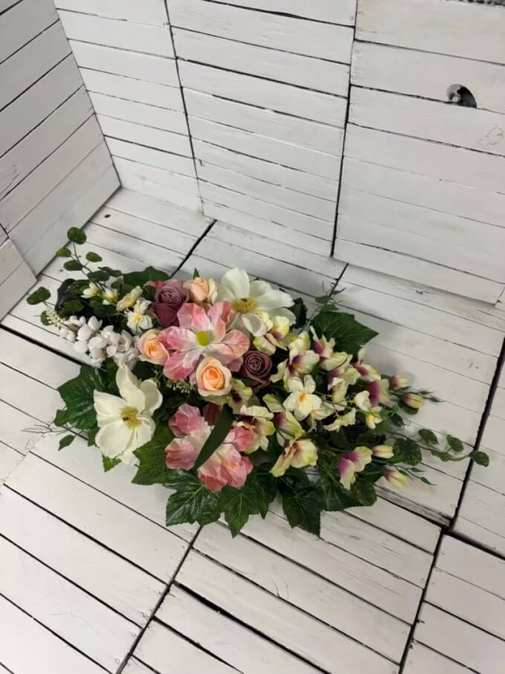 Elegancka kompozycja na cmentarz z lampą drewnianą – dekoracja nagrobna