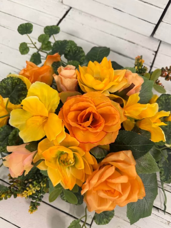 tanie-kwiaty-stroik na cmentarz-kwiaty-na-grob-kompozycja-wiaanka-maa-wielkanocna-wiosenna.jpg