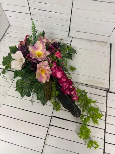 Ręcznie robiony elegancki stroik na cmentarz z różami i długim ogonem