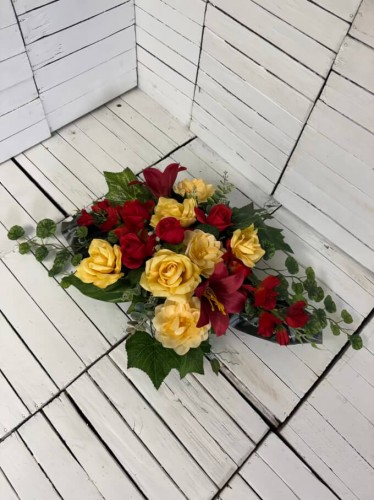 stroik-na-cmentarz-kwiay-na-grob-mala-kompozycja-nagrobna-kremowe-roze