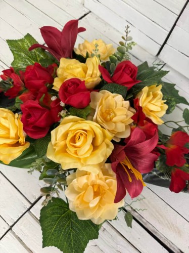 piekne-nowe-stroik-na-cmentarz-kwiay-na-grob-mala-kompozycja-nagrobna-kremowe-roze