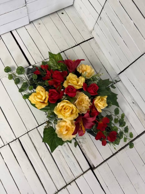 legancka-stroik-na-cmentarz-kwiay-na-grob-mala-kompozycja-nagrobna-kremowe-rozeIMG_9631