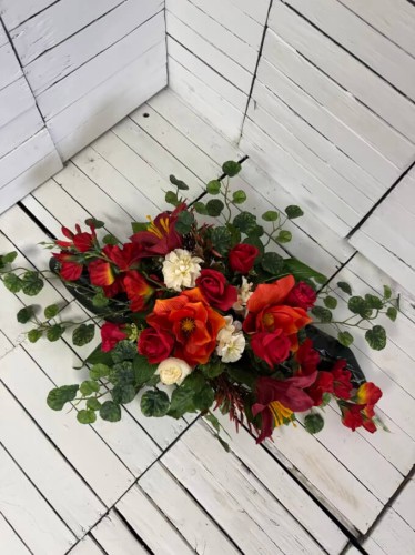 maly-elegancki-nowy-stroik-na-cmentarz-kwiay-na-grob-mala-kompozycja-nagrobna-kremowe-roze