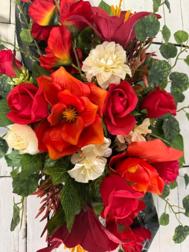 nowosc-galeria-kwiaty-ciemne-stroik-na-cmentarz-kwiay-na-grob-mala-kompozycja-nagrobna-kremowe-roze