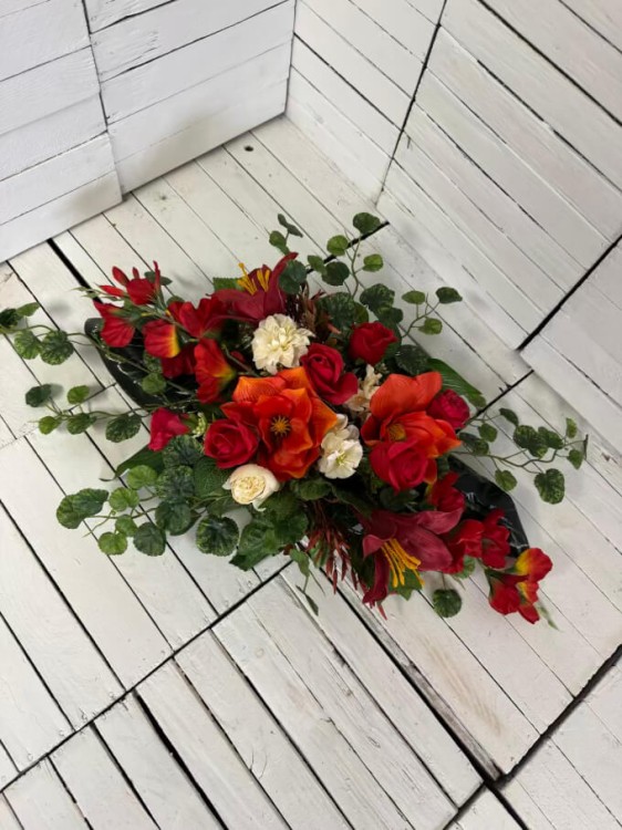 elegancka-czerwien-pomarancz-magnolie-stroik-na-cmentarz-kwiay-na-grob-mala-kompozycja-nagrobna-kremowe-roze