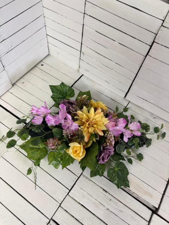 rozowe miczyki-polaczone-z-dalia-zolta-stroik-na-cmentarz-kwiay-na-grob-mala-kompozycja-nagrobna-kremowe-roze