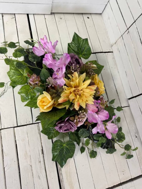 piekne-polaczenie-kwiatow-na-cmentrarz-stroik-na-cmentarz-kwiay-na-grob-mala-kompozycja-nagrobna-kremowe-roze