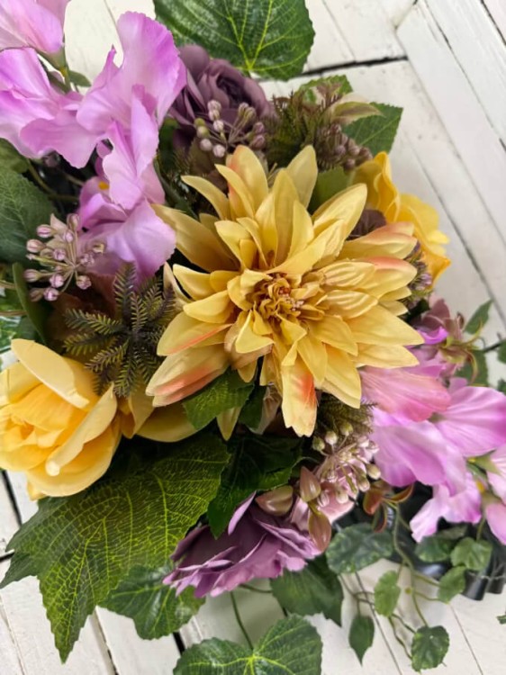 dalie-mieczyki-roz-zolte-nowosc-stroik-na-cmentarz-kwiay-na-grob-mala-kompozycja-nagrobna-kremowe-roze