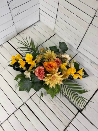 kwiaty-na-cmentarz-wiosenne-dla-mamy-taty-dziadka-babci-bliskich-stroik-na-cmentarz-kwiay-na-grob-mala-kompozycja-nagrobna-kremowe-roze