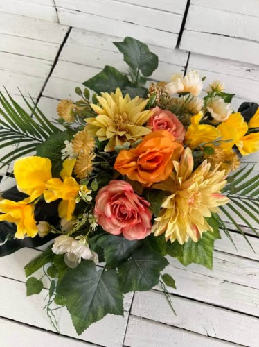 mieszanka-kwiatow-stroik-na-cmentarz-kwiay-na-grob-mala-kompozycja-nagrobna-kremowe-roze