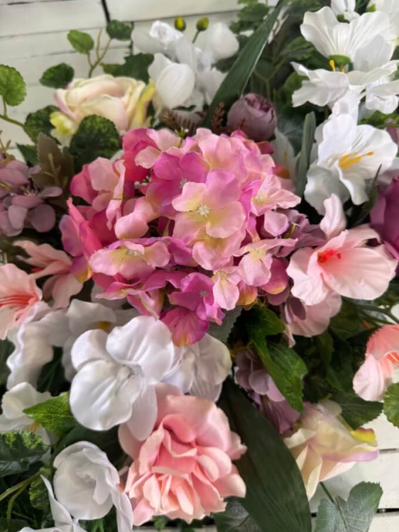 pudrowe kwiaty-niech niosa marzenia-kwiaty-na-cmentarz-stroik-komplet-nagrobny-bukiet-wiazanka-eleganka-nowoczesna