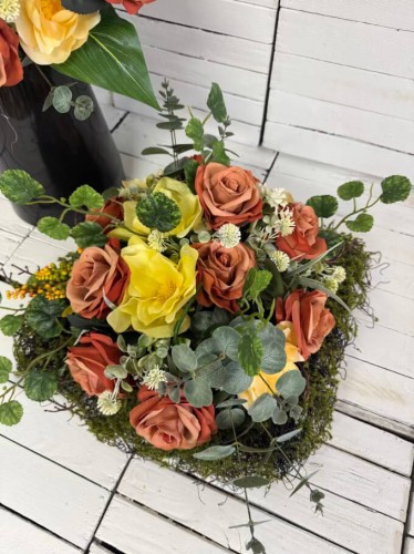 najladniejsze kwiaty-nowoczesny-komplet-na-cmentarz-stroi-bukiet-brazowe-roze-dla-taty-dzidka-bliskich