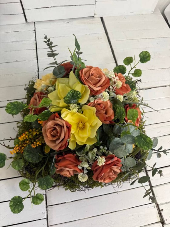 elegancki stroik-nowozesny-nowoczesny-komplet-na-cmentarz-stroi-bukiet-brazowe-roze-dla-taty-dzidka-bliskich