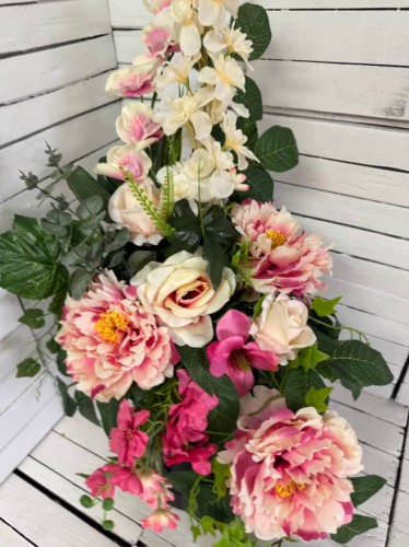 kwiaty do wazonu-bukiet-wiazanka-na-cmentarz-piwonie-rozowe-lekki-zwis