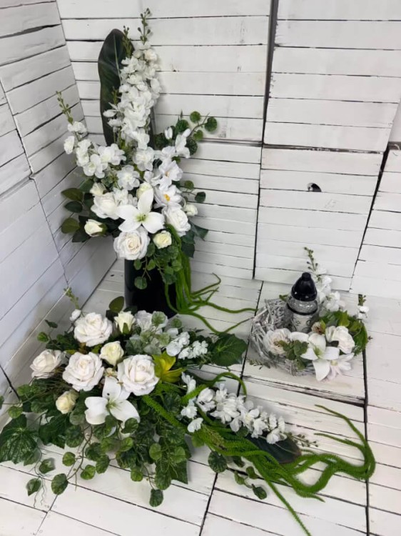 piekny-duzy-zestaw-na-cmentarz-biale-kwiaty-stroik-bukiet-wianek-znicz
