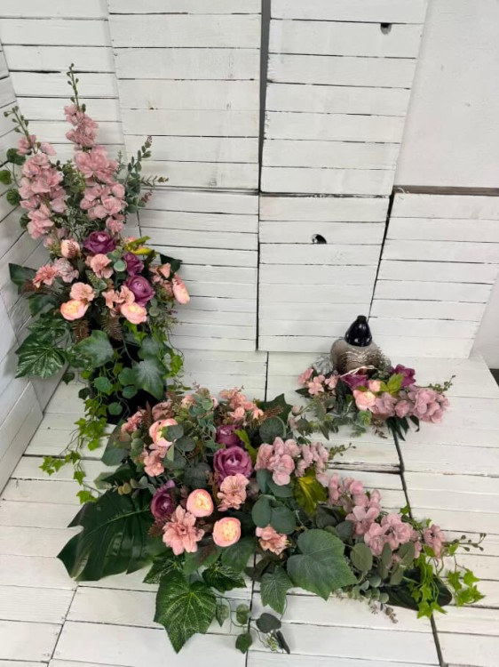 pudrowy-roż-zestaw-na-cmentarz-bukiet-wiazanka-kwiaty-nagrobne-znicz-wianek